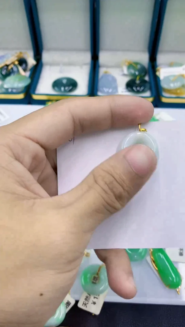 颈饰18K金镶嵌翡翠1111111111