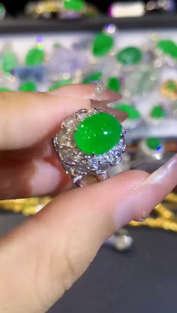 18K金镶嵌戒指翡翠多样性发其一