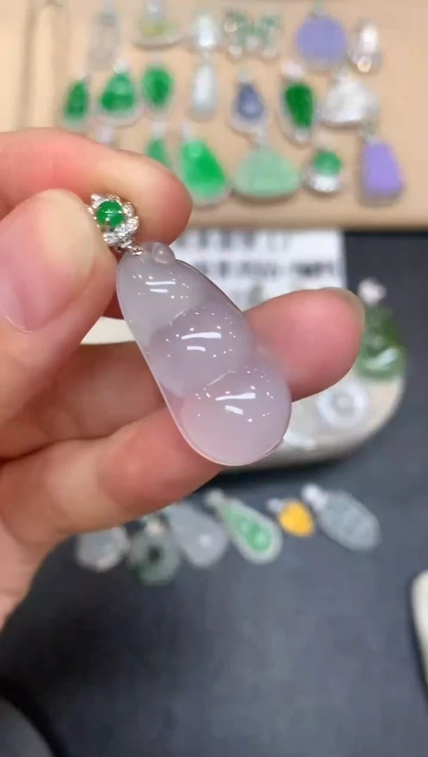 颈饰18K金镶嵌翡翠福豆【无服务费