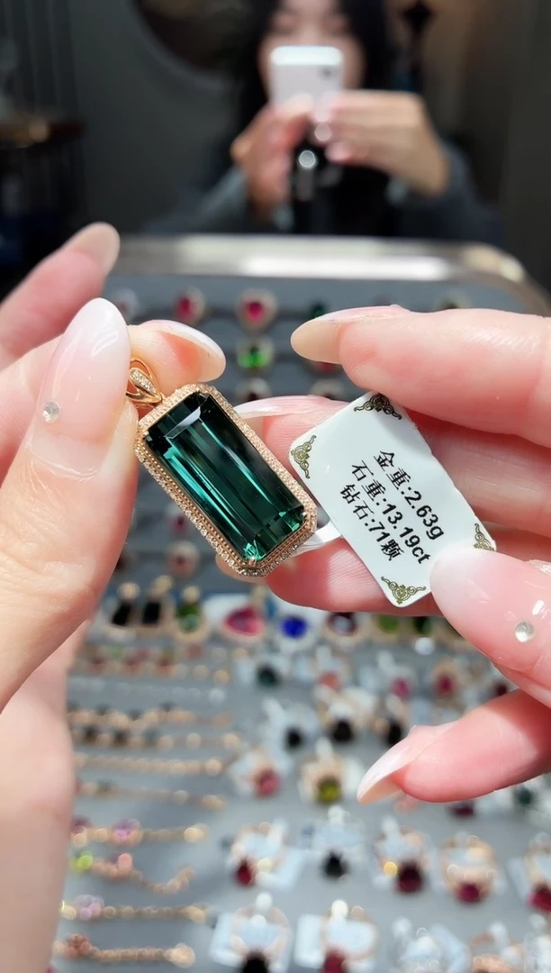 颈饰18K金镶嵌碧玺13.19ct