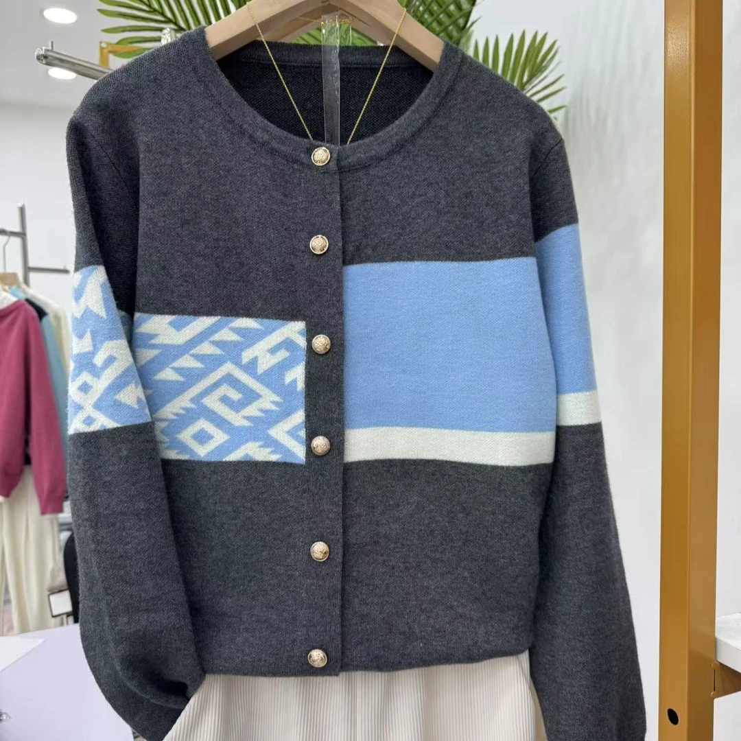 【艾蓝格】秋冬款圆领时尚蓝格针织开衫