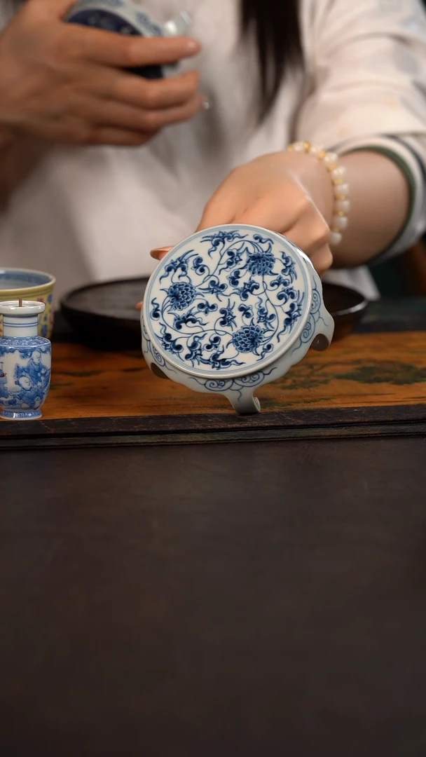 杯赏君慕元白地缠枝莲小板凳