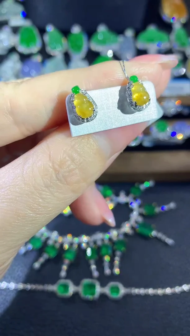 18K金镶嵌翡翠耳饰A7