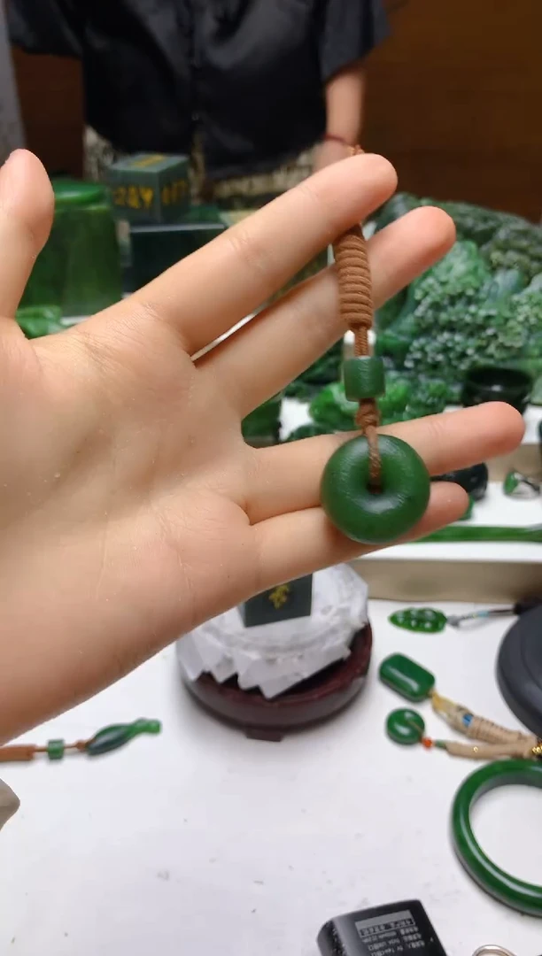 和田玉（碧玉）未镶嵌颈饰随机发货一个