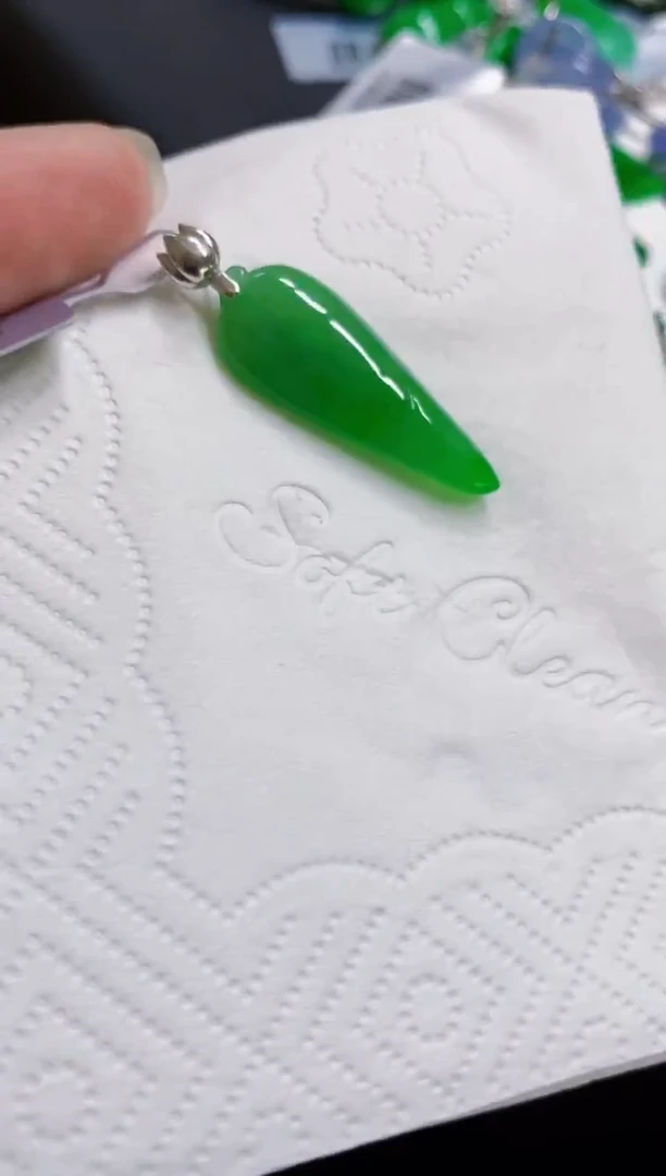 颈饰18K金镶嵌翡翠瓜