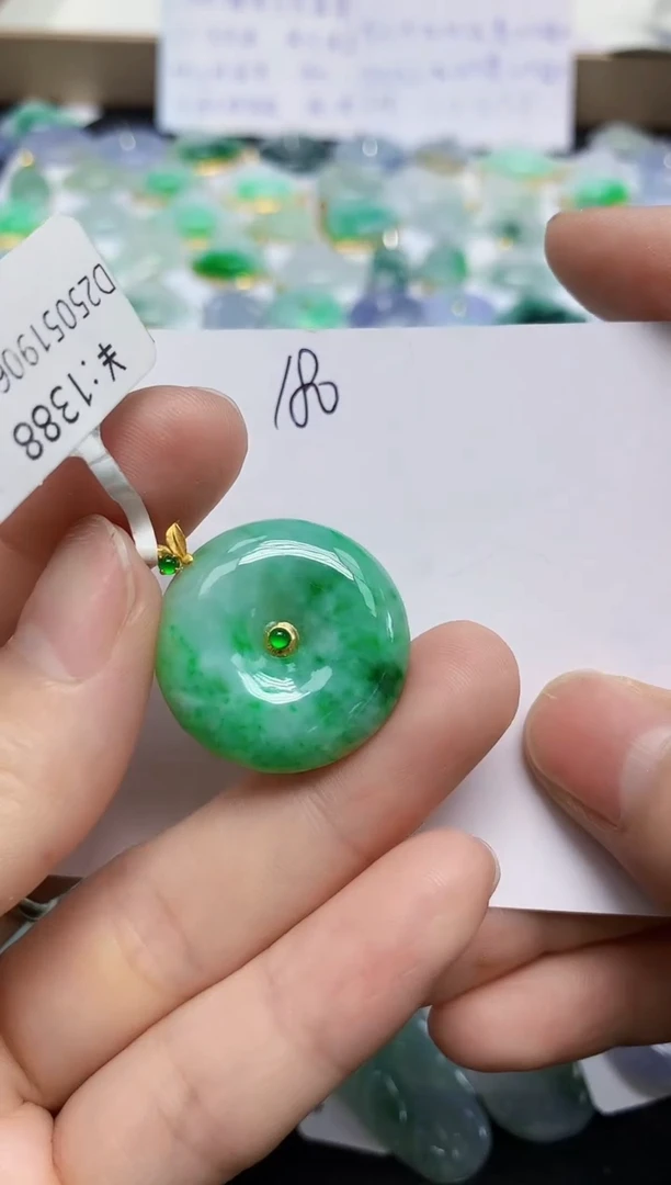 翡翠18K金镶嵌颈饰天然缅甸翡翠A货