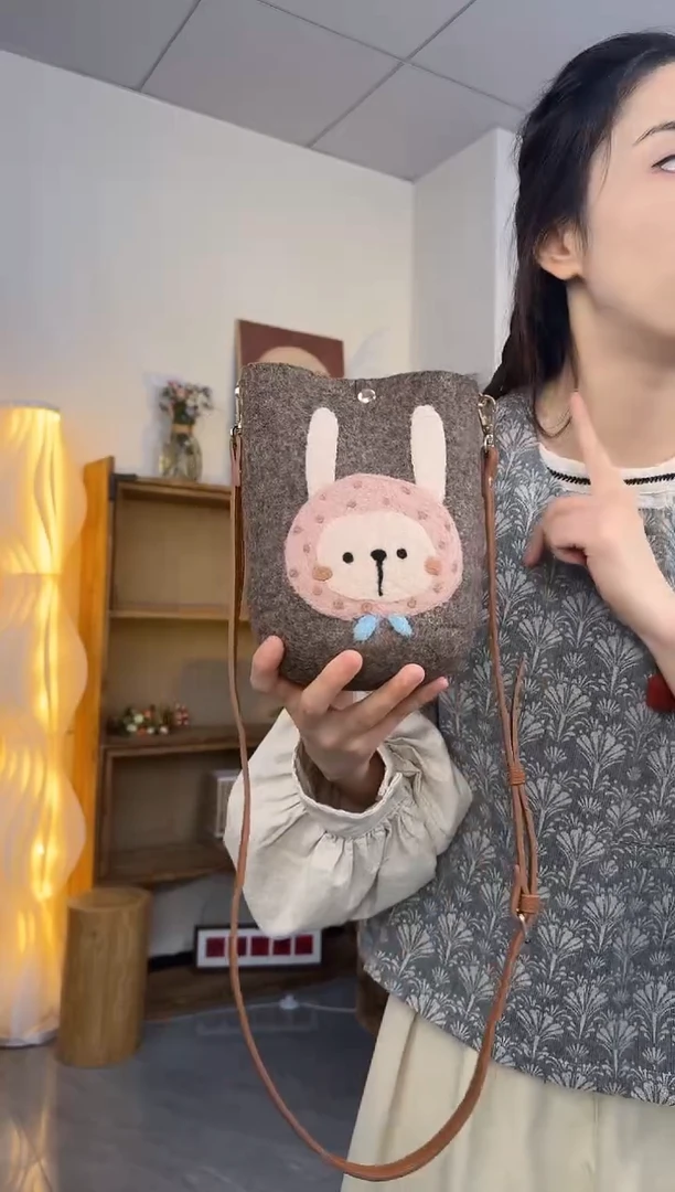 羊毛非遗纯手工包  手机包兔子