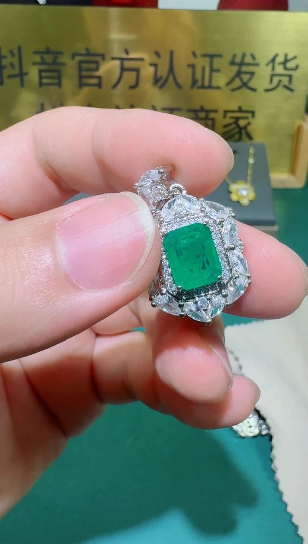 吊坠(赠链)18K金镶嵌祖母绿0
