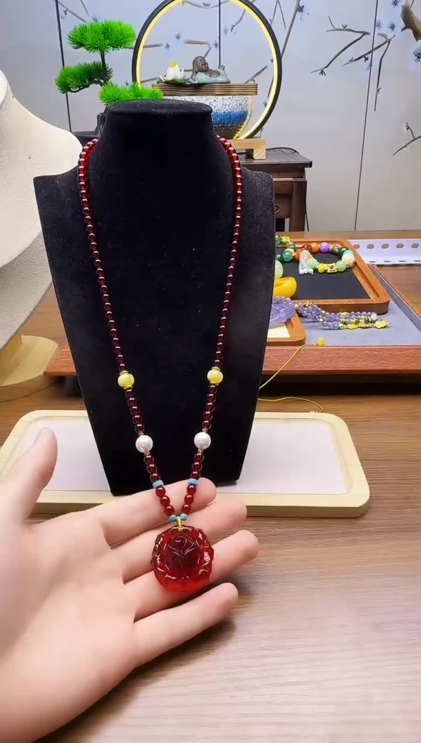 14K金镶嵌颈饰血珀X187