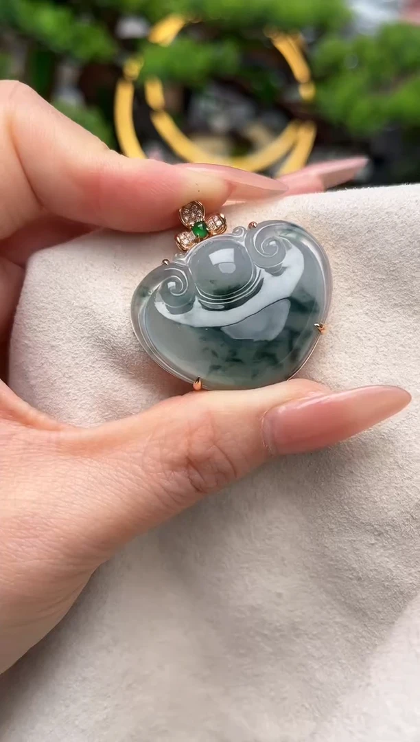 颈饰18K金镶嵌翡翠吊坠