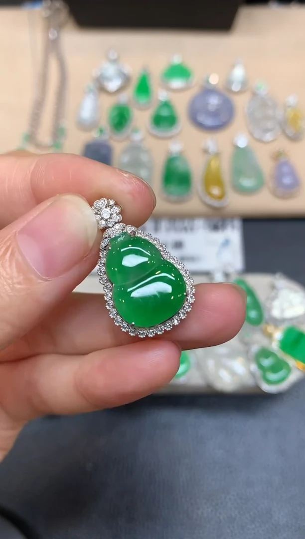 颈饰18K金镶嵌翡翠葫芦【无服务费