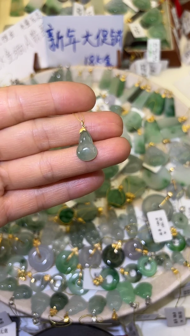 颈饰18K金镶嵌翡翠为**施葫芦