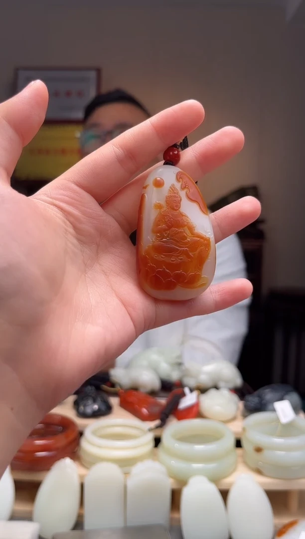 颈饰未镶嵌和田玉吊坠