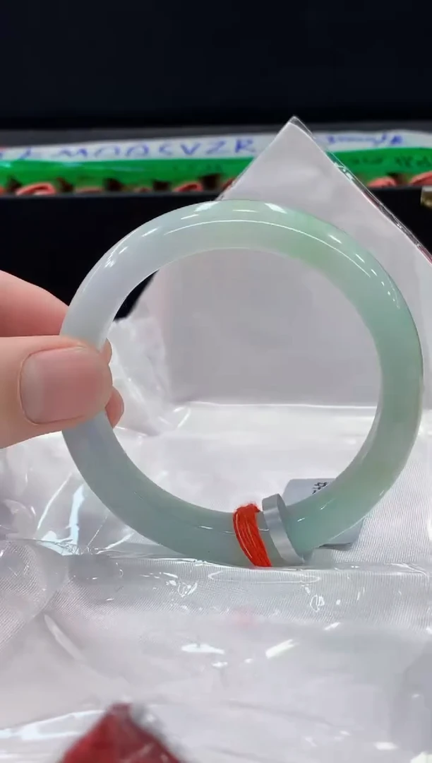 翡翠手镯未镶嵌手镯