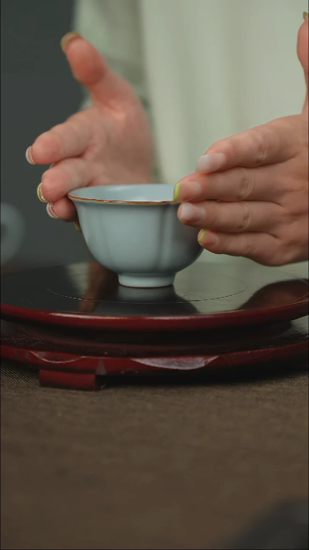 微微瑕 花口杯 无底款