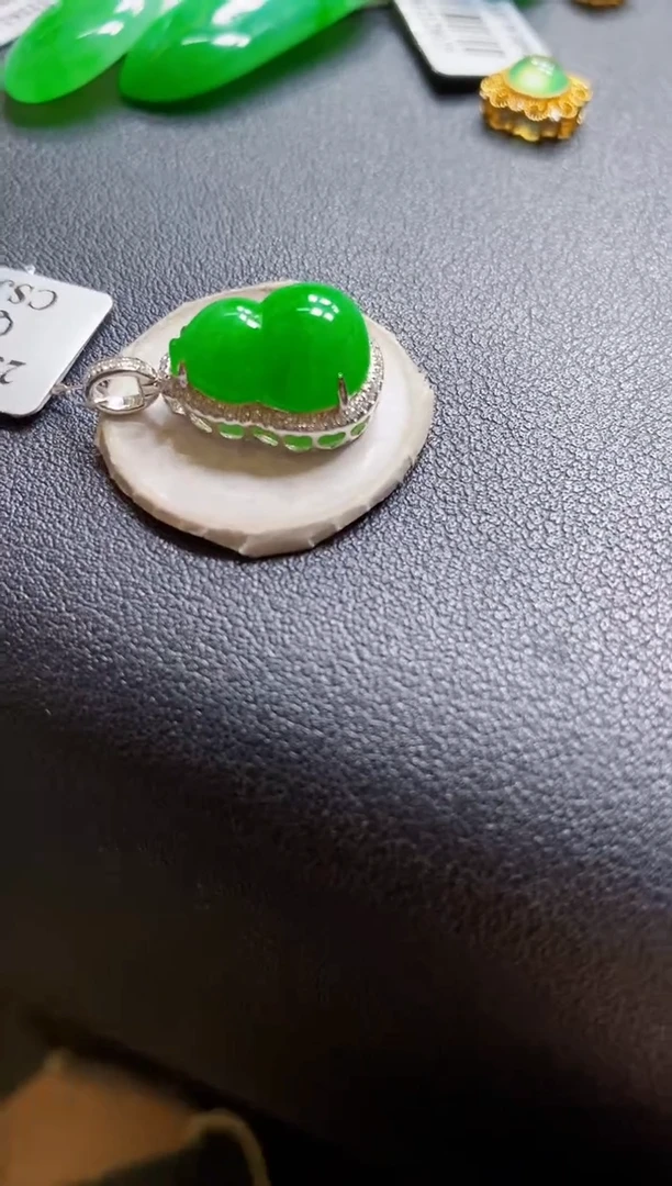 翡翠18K金镶嵌颈饰葫芦