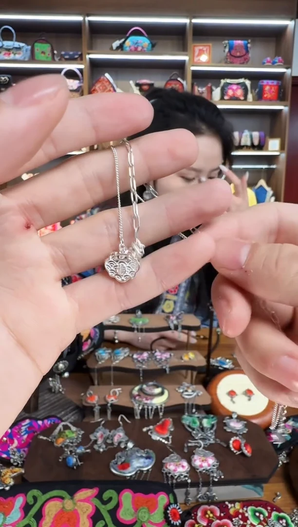 【闪购商品】织绣164蒙阿苏苗绣传承