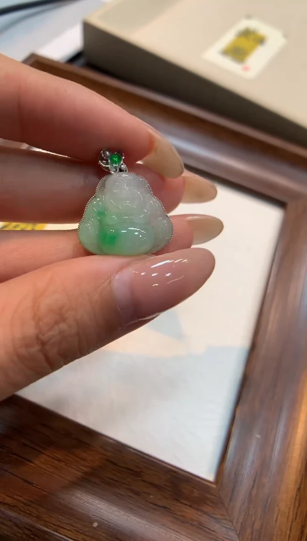颈饰18K金镶嵌翡翠佛公