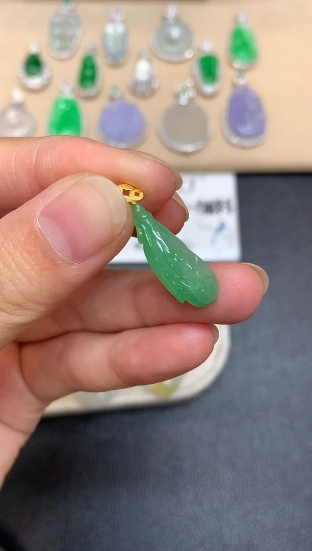 颈饰18K金镶嵌翡翠玉兰花【无服务费