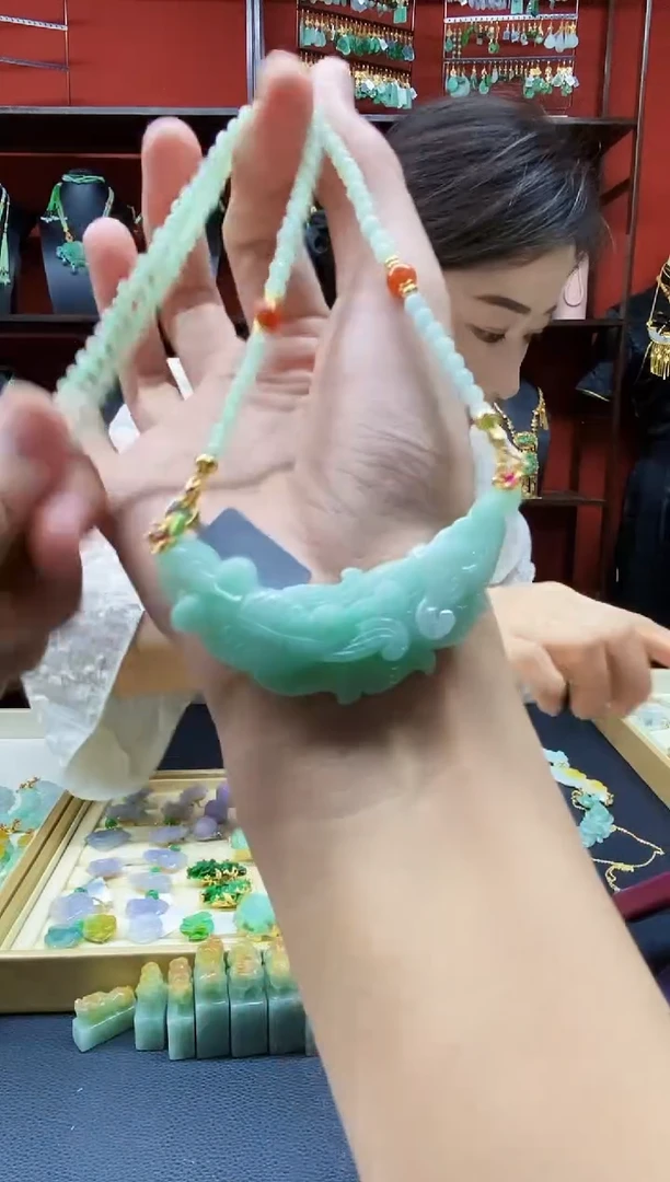 颈饰未镶嵌翡翠吊坠