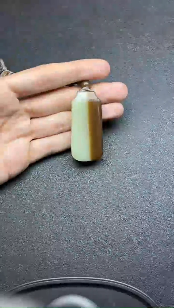 吊坠(赠链)未镶嵌和田玉若羌微色差吊坠