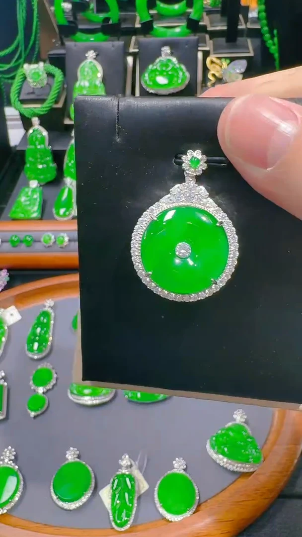 【闪购商品】翡翠吊坠(赠链)银S925镶嵌天然A货翡翠