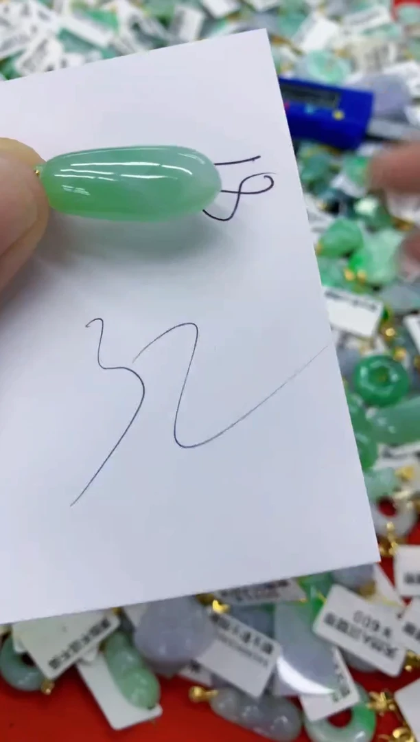 翡翠挂件未镶嵌翡翠
