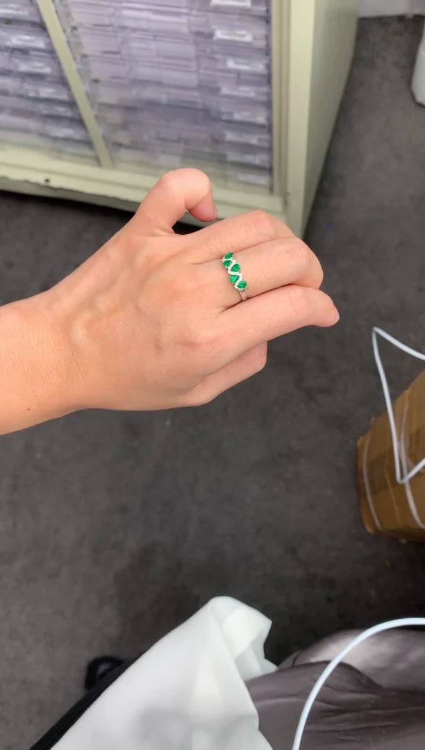 【闪购商品】祖母绿戒指18K金镶嵌57分祖母绿戒指