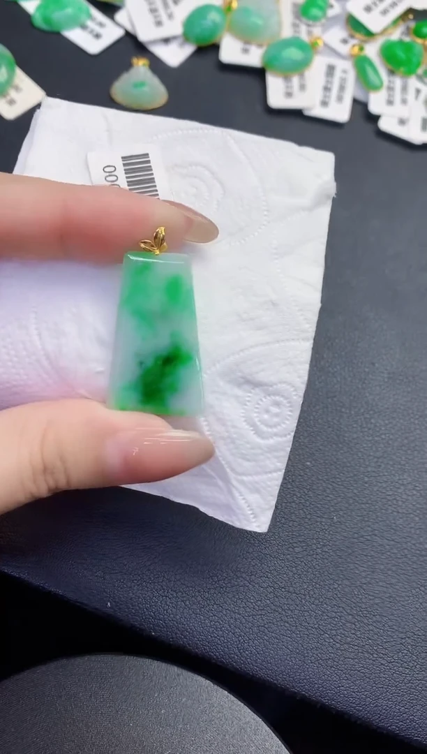 颈饰18K金镶嵌翡翠缅甸天然翡翠A货