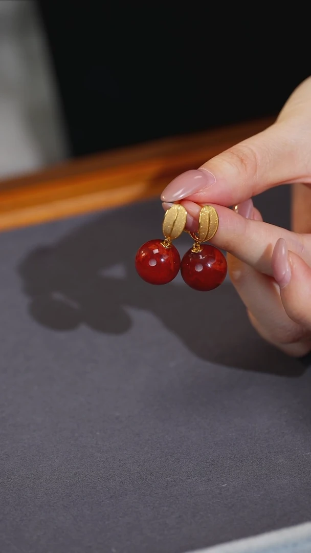 18K金镶嵌南红玛瑙耳饰原矿E3-1