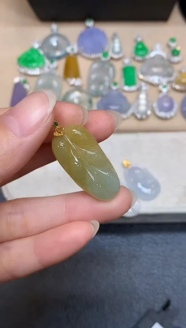 颈饰18K金镶嵌翡翠树叶【无服务费