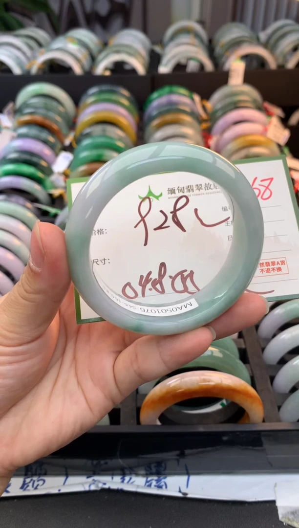未镶嵌定制翡翠毛货需精细抛光+多人