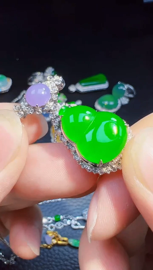 翡翠18K金镶嵌颈饰梨*香翡翠