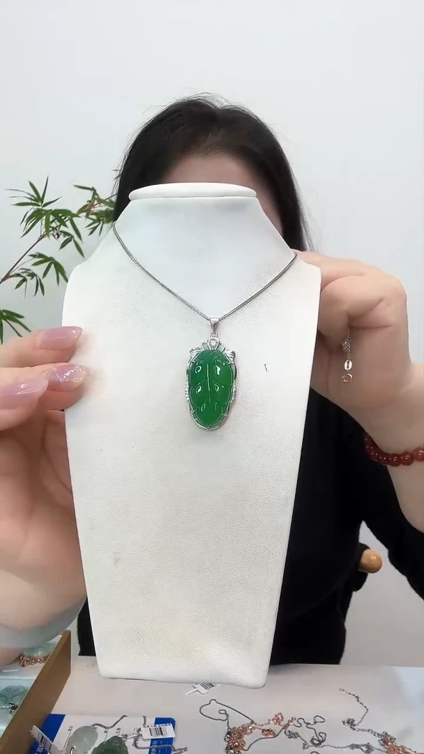 【闪购商品】玛瑙/玉髓吊坠(赠链)银S925镶嵌绿叶子