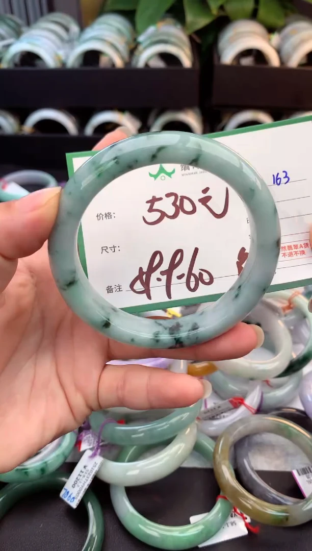 未镶嵌定制翡翠毛货需精细抛光+多人