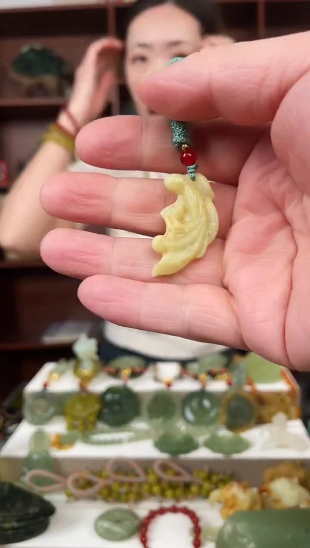 未镶嵌蛇纹石玉颈饰`