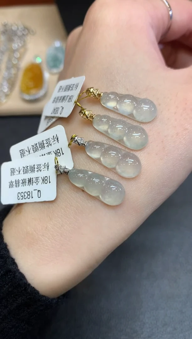 【闪购商品】翡翠颈饰18K金镶嵌福豆【无服务费】【多样性发其一】