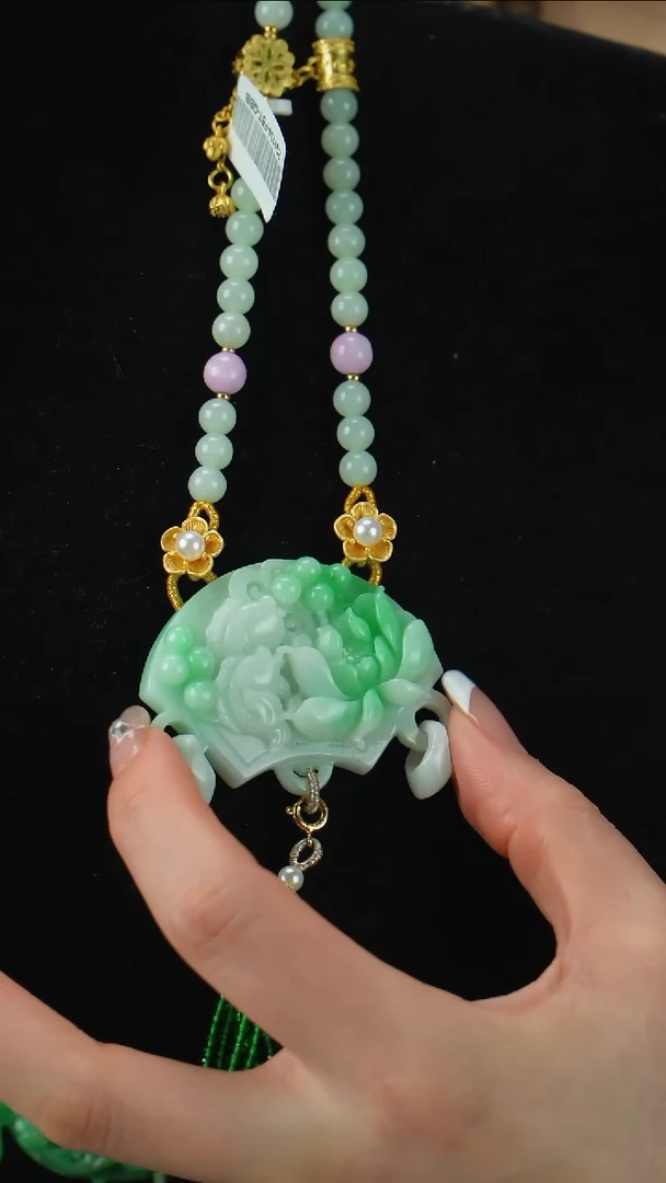 颈饰未镶嵌翡翠鱼戏莲花