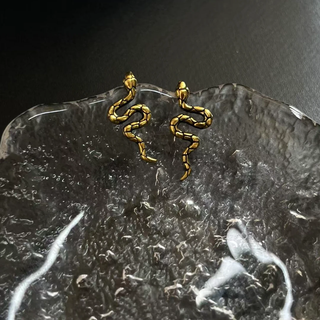 周帝王电黑金黄金复古新年灵蛇耳钉时尚纯金气质耳针简约轻奢耳饰