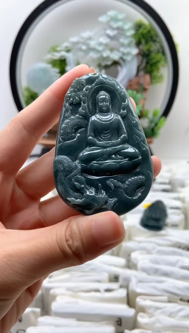 翡翠未镶嵌颈饰大日如来【品质一般能接受再拍】