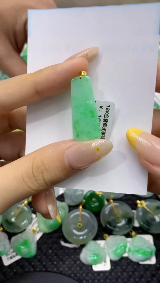 颈饰18K金镶嵌翡翠天然缅甸翡翠A货