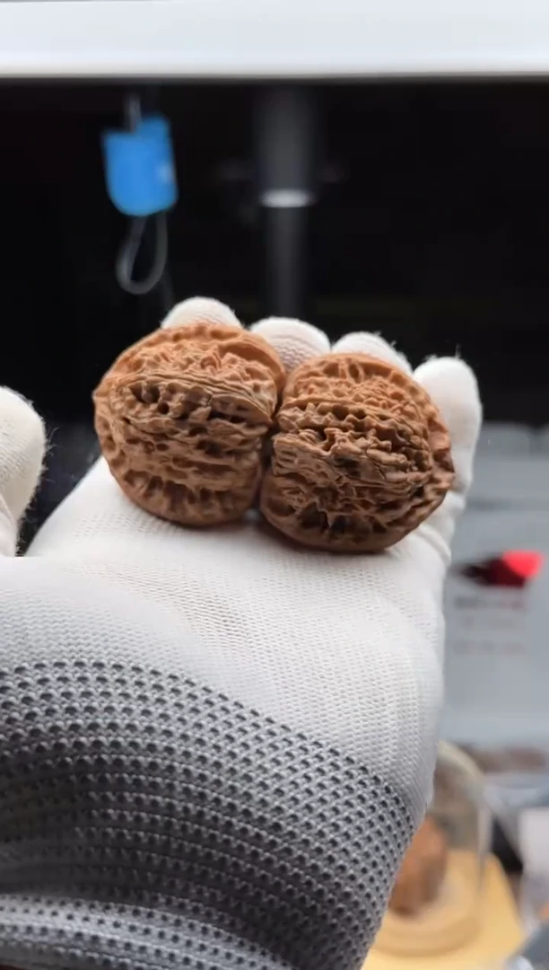 文玩核桃吊坠三角白