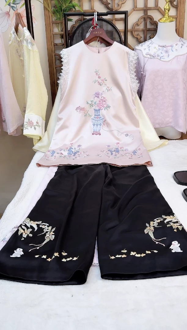 织绣真丝粉色连衣裙