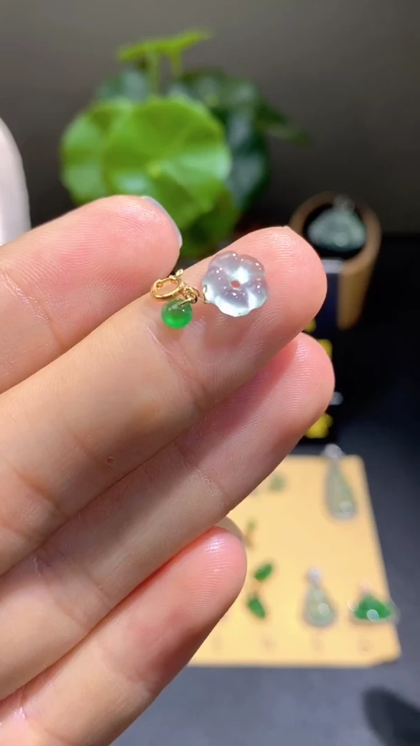 颈饰18K金镶嵌翡翠翡翠A货