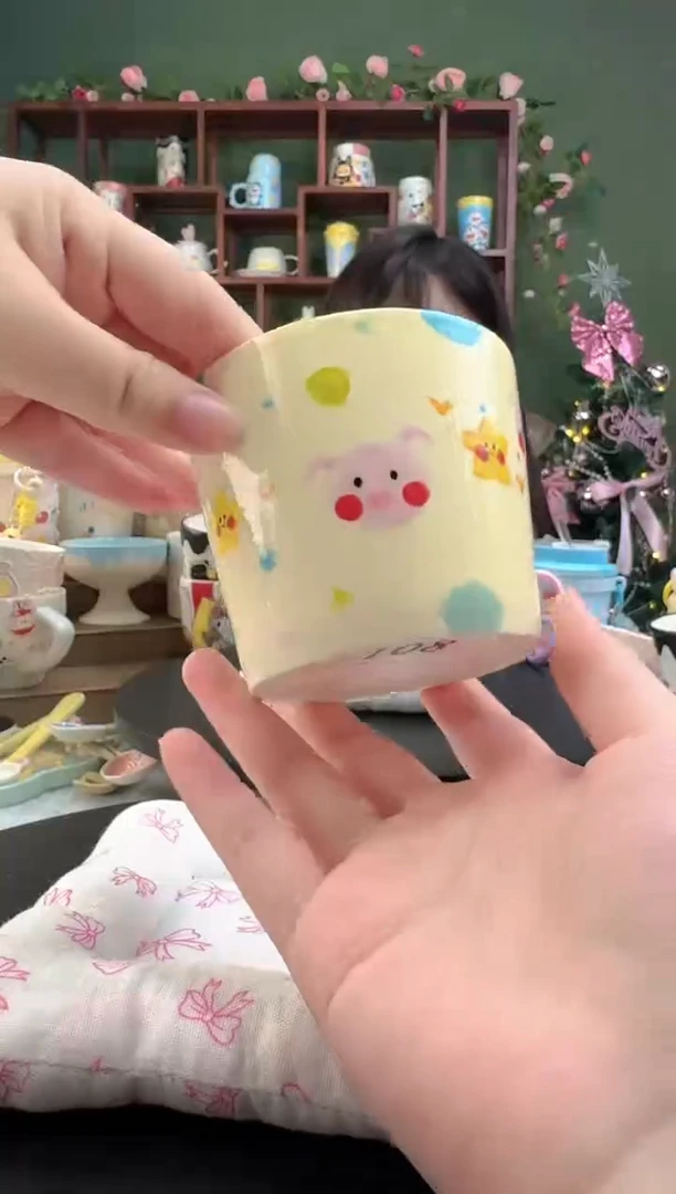 108景德镇高温陶瓷釉下彩 玉泥 小猪杯子