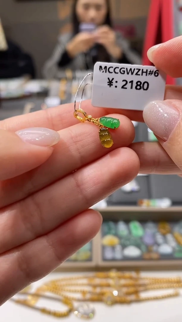 颈饰18K金镶嵌翡翠豆子