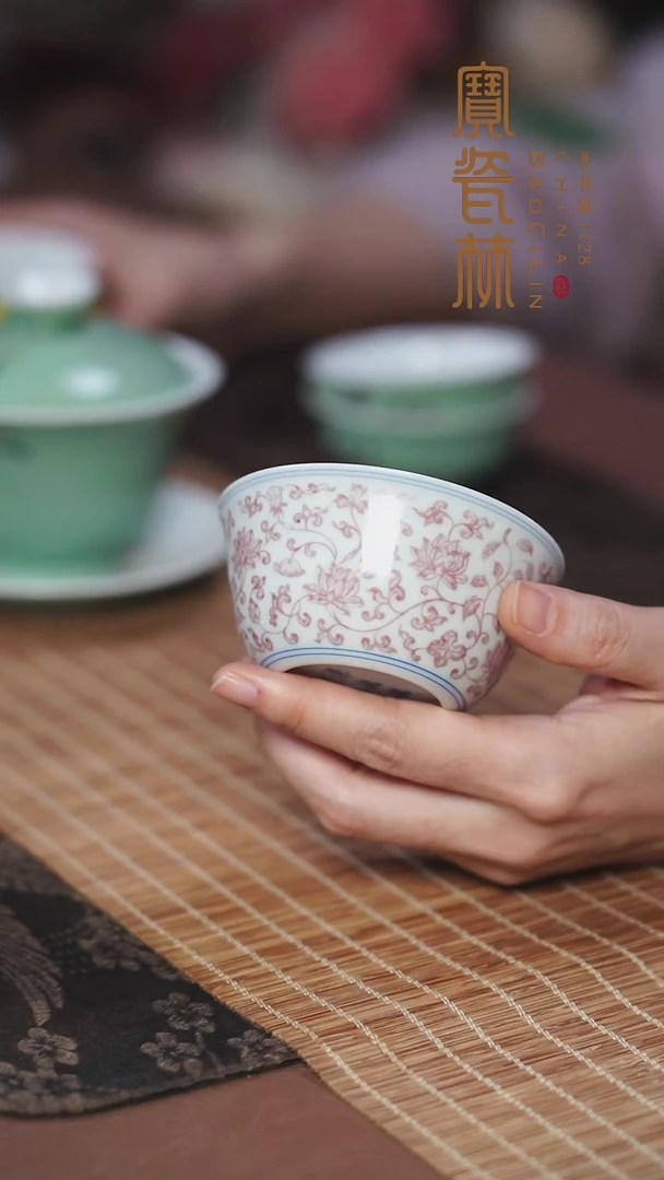 格*妈釉里红缠枝莲纹鸡缸杯