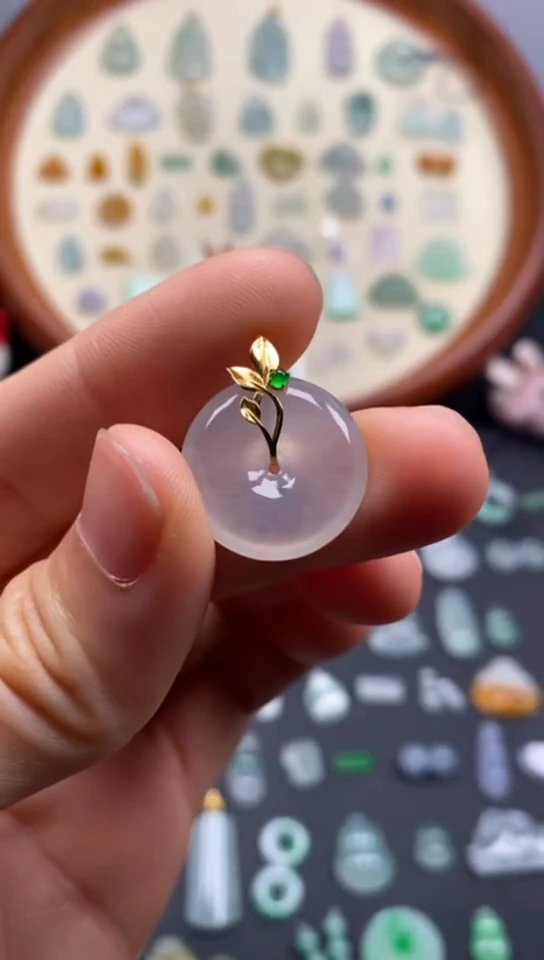 翡翠18K金镶嵌颈饰冰扣子/芬