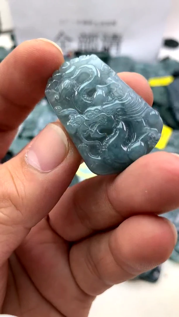 翡翠未镶嵌颈饰龙牌