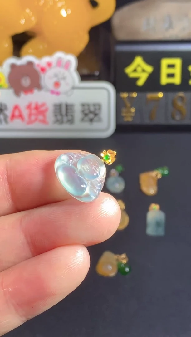 颈饰18K金镶嵌翡翠